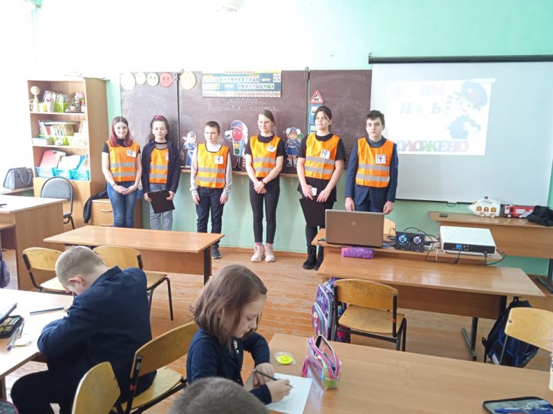 Жуковские автоинспекторы организовали для школьников обучающее занятие «Собери дорожный знак»