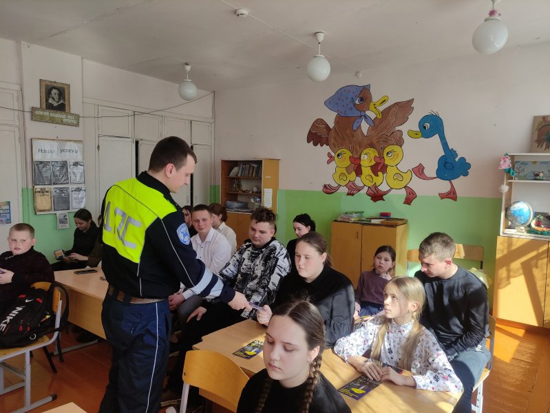 В Жуковке сотрудники ГИБДД рассказали школьникам о безопасных моделях передвижения на велосипедах