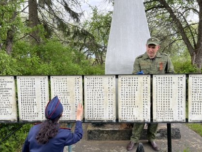 Руководитель и следователи Жуковского межрайонного следственного отдела провели хозяйственные работы на мемориале партизанам и мирным жителям в селе Фошня